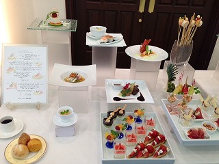 料理に関係するデザートもビュッフェで展示しております。 やっぱりアイネスの人気の一つはガーデンでデザートビュッフェなので小さなスィーツをたくさん召しあがって