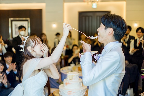 ファーストバイト後の新婦様の表情が可愛い♡