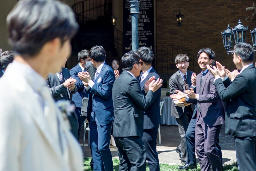 男性ゲストへお肉トス